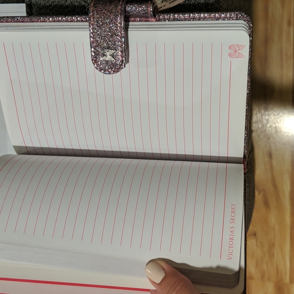Sparkling Victoria's Secret magnetic journal - Picture 6 of 8